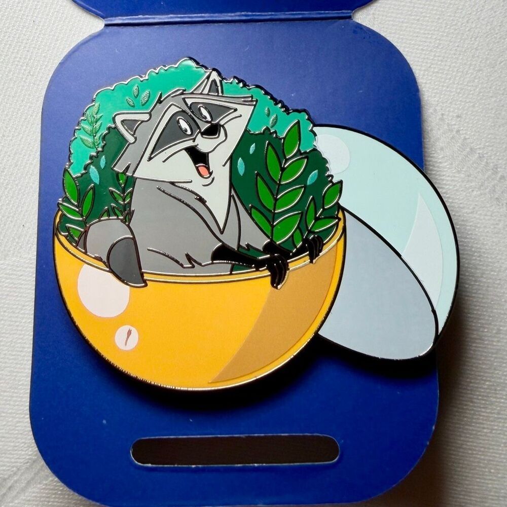 Gacha Ball Vending Machine Pin Series 1 Meeko Raccoon Pocahontas Disneyland NEW